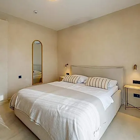 Lo͝or Luxury Retreat Szálloda 4*